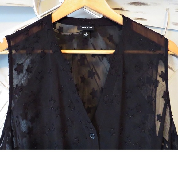 Torrid Black Semi Sheer Sleeveless Button-Down Blouse w/ Star Detail in a Size 1 - Picture 6 of 7